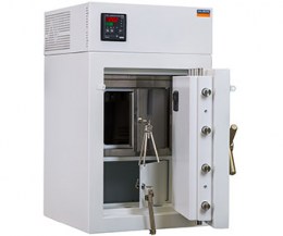773